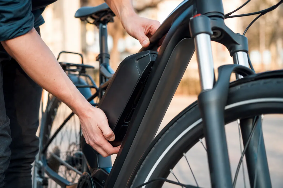 Batterie de vélo électrique retirée de son support pour être rechargée