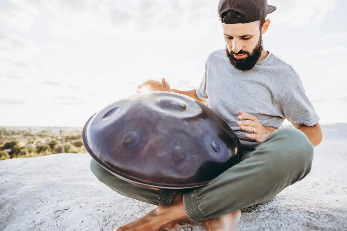 Se relaxer avec la musique handpan : ses bienfaits sur le corps et l’esprit.